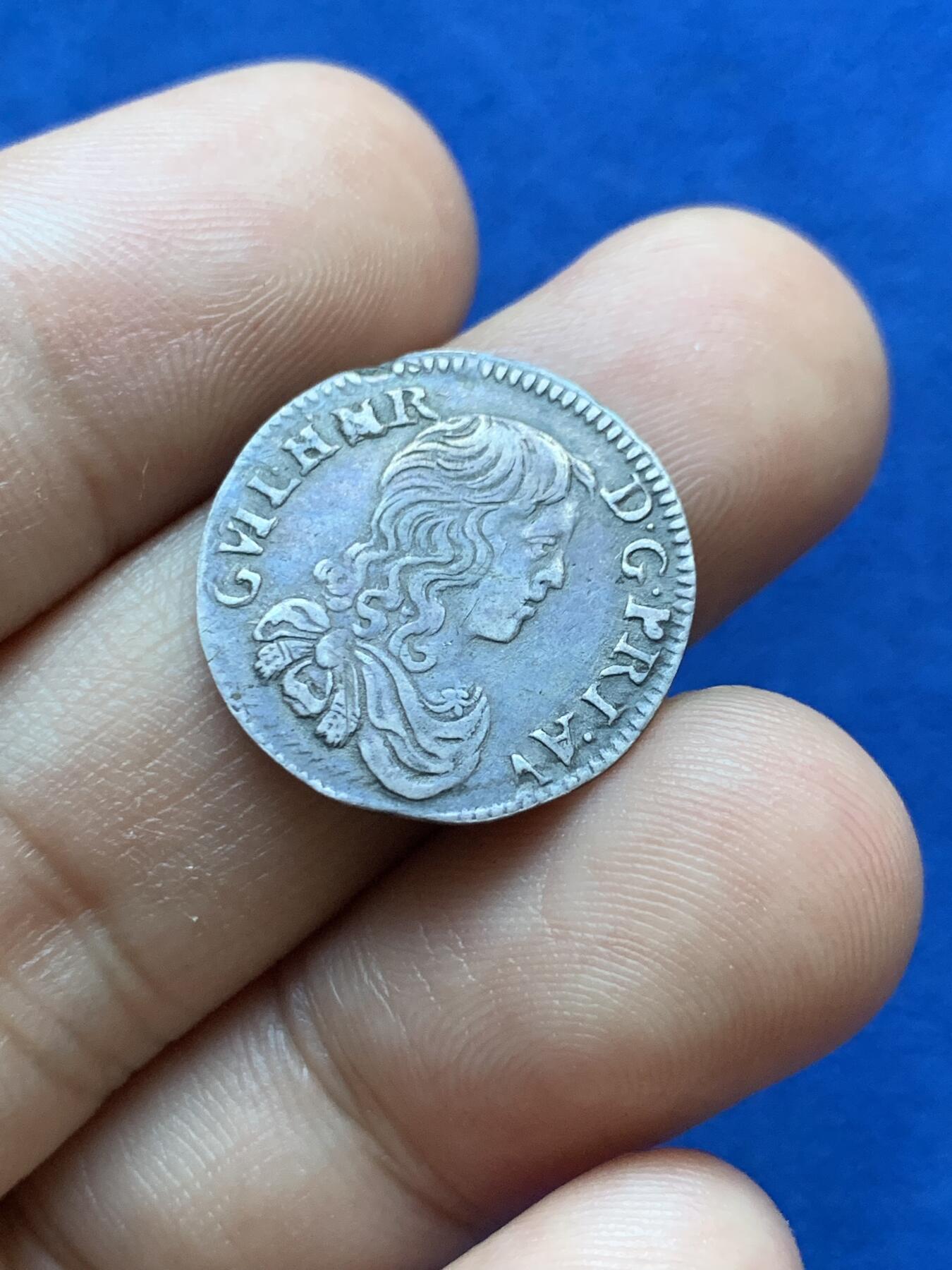 《竞宝斋》第417场 周日，周一，2场连拍 （全场包邮） 路易十四1660年十六分之一埃居小银币，2g，原味老包浆，很稀少，细节见图。