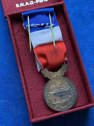 《竞宝斋》第417场 周日，周一，2场连拍 （全场包邮） 法国银质功勋章 总重约16.15克 带盒