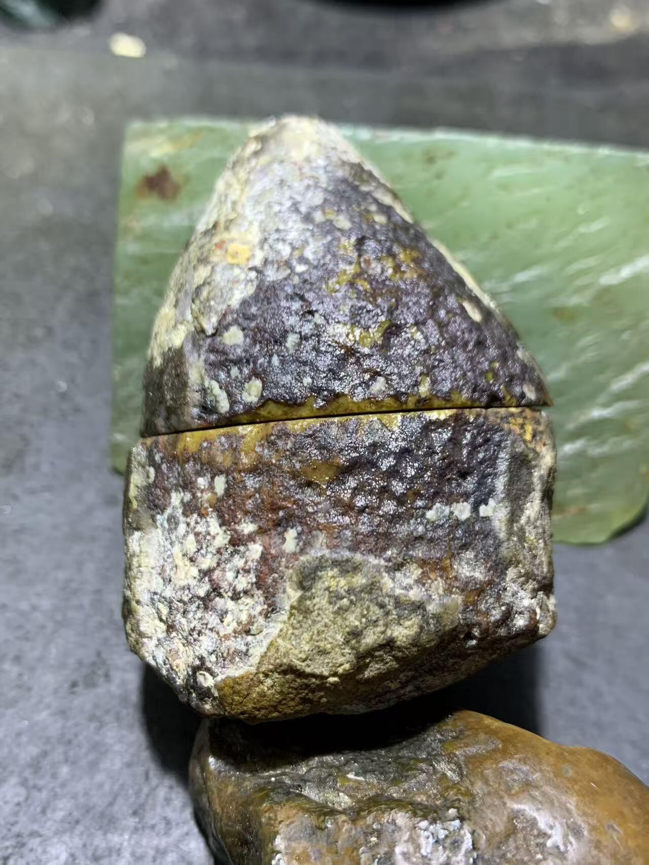 精美亚光原皮高玉化冰飘象形战国红玛瑙对切原石摆件一对，