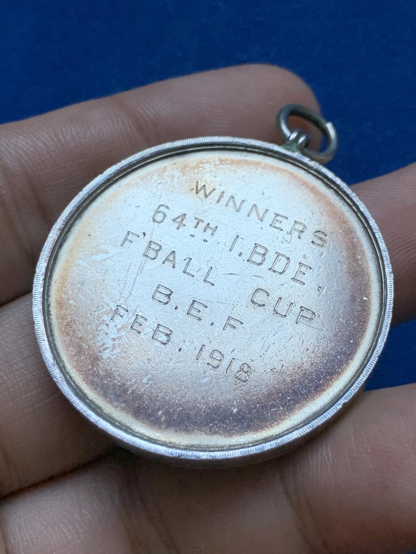 《竞宝斋》第417场 周日，周一，2场连拍 （全场包邮） 英国1918年足球比赛银牌，银章，经典月桂花环浮雕，象征胜利荣耀。 38mm，25.3克。