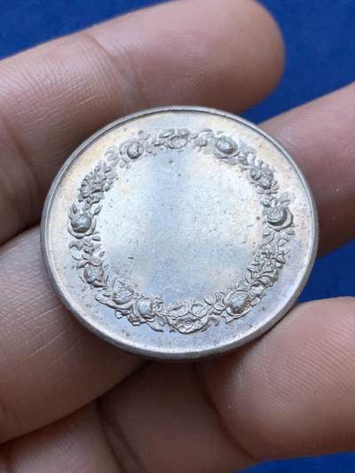 《竞宝斋》第417场 周日，周一，2场连拍 （全场包邮） 法国结婚银章，未刻字，12克左右，30MM，边有磕，细节见图。