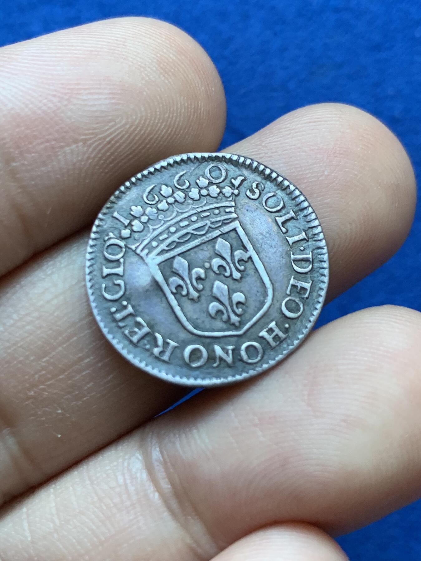 《竞宝斋》第417场 周日，周一，2场连拍 （全场包邮） 路易十四1660年十六分之一埃居小银币，2g，原味老包浆，很稀少，细节见图。