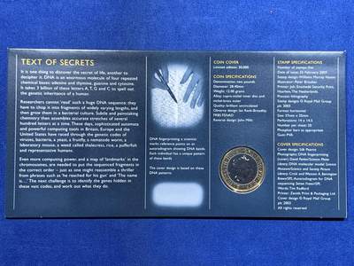 《竞宝斋》第417场 周日，周一，2场连拍 （全场包邮） 英国2003年DNA发现50周年限量2英镑纪念币首日封。DNA发现地剑桥指纹特殊邮戳，每枚邮票皆为基因故事。双螺旋2英镑卓越设计，极具科学未来感，精美可抽出式2镑纪念币卡册。