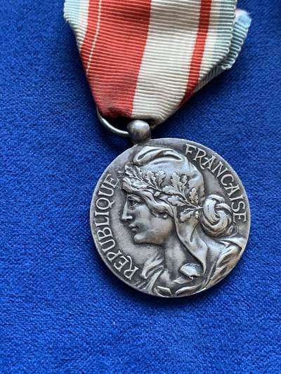 《竞宝斋》第417场 周日，周一，2场连拍 （全场包邮） 两枚一组 法国勋章 总重约31.1克 带针 拆包当心扎手