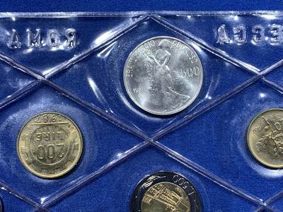 《竞宝斋》第417场 周日，周一，2场连拍 （全场包邮） 意大利1987年11枚装套币，双银币，一枚是贾科莫·莱奥帕迪500里拉银币，背面为撒花女神，10.96克，0.835银，另一枚是经典的500里拉帆船美女银币，11克，0.835银，意大利中央银行原包装，保存完好，克书价110美元。