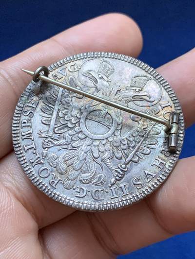 《竞宝斋》第417场 周日，周一，2场连拍 （全场包邮） 1780年 德意志纽伦堡景观泰勒大银币 正面背面细节清晰 改胸针 佩戴效果极佳 细节见图