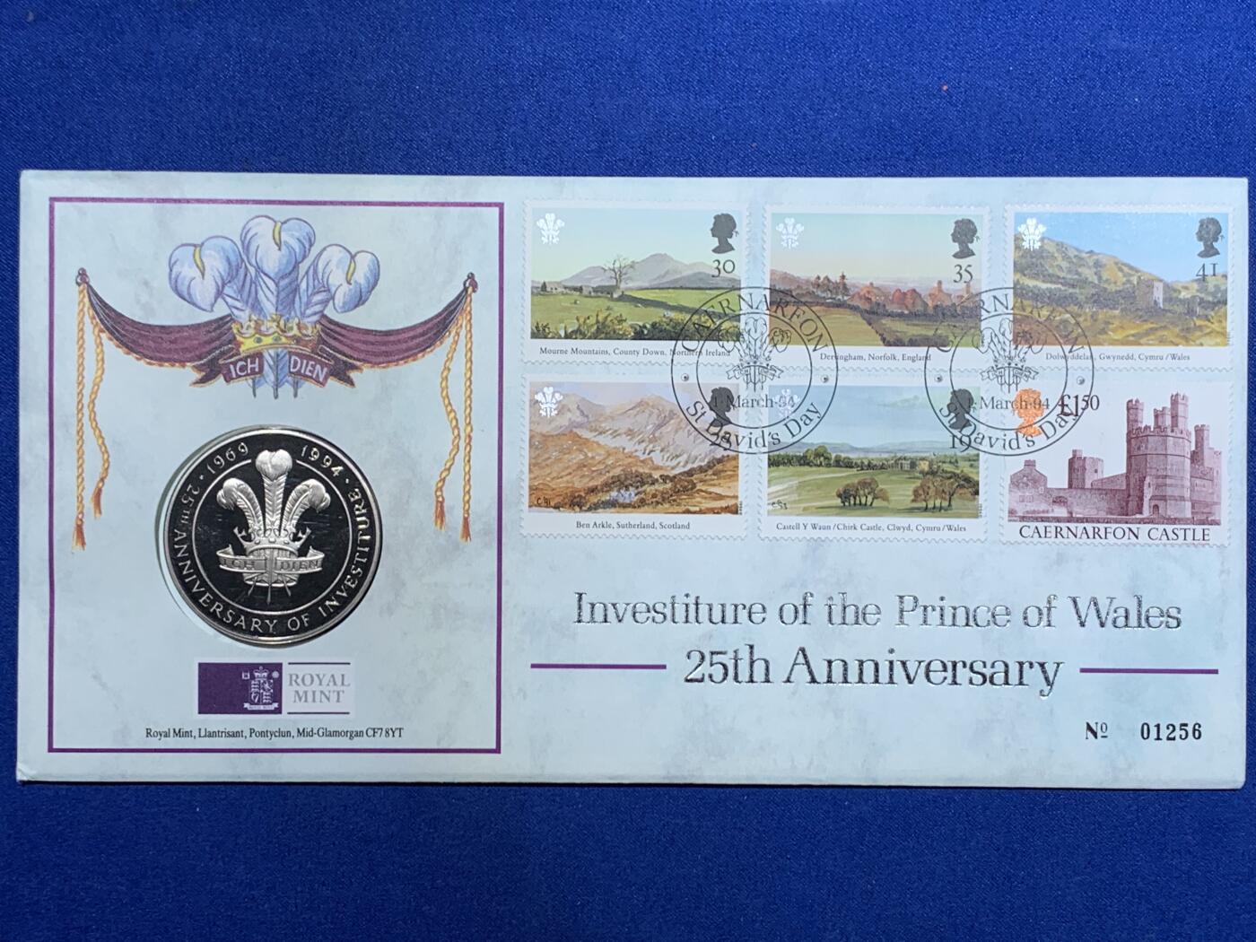 《竞宝斋》第417场 周日，周一，2场连拍 （全场包邮） 英国1994年威尔士亲王加冕25周年纪念限量邮章封，威尔士羽毛徽章，皇家雍容跃然封上，查尔斯国王年轻时少有的肖像币章。皇家造币厂出品，精美可抽出式纪念章卡册。附证书。