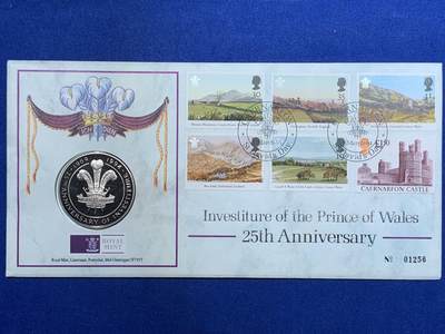 《竞宝斋》第417场 周日，周一，2场连拍 （全场包邮） 英国1994年威尔士亲王加冕25周年纪念限量邮章封，威尔士羽毛徽章，皇家雍容跃然封上，查尔斯国王年轻时少有的肖像币章。皇家造币厂出品，精美可抽出式纪念章卡册。附证书。