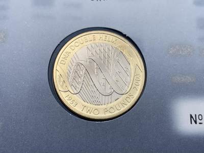 《竞宝斋》第417场 周日，周一，2场连拍 （全场包邮） 英国2003年DNA发现50周年限量2英镑纪念币首日封。DNA发现地剑桥指纹特殊邮戳，每枚邮票皆为基因故事。双螺旋2英镑卓越设计，极具科学未来感，精美可抽出式2镑纪念币卡册。