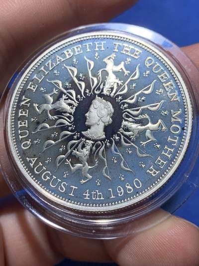 《竞宝斋》第417场 周日，周一，2场连拍 （全场包邮） 英国1980精制克朗银币，28.2克，38.4mm，925银。伊丽莎白皇太后80生日，原盒证。英系精制克朗银币经典代表作。