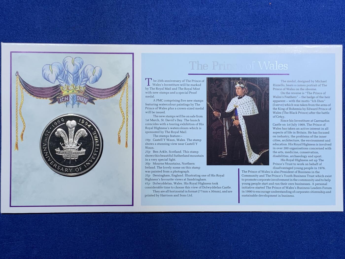 《竞宝斋》第417场 周日，周一，2场连拍 （全场包邮） 英国1994年威尔士亲王加冕25周年纪念限量邮章封，威尔士羽毛徽章，皇家雍容跃然封上，查尔斯国王年轻时少有的肖像币章。皇家造币厂出品，精美可抽出式纪念章卡册。附证书。