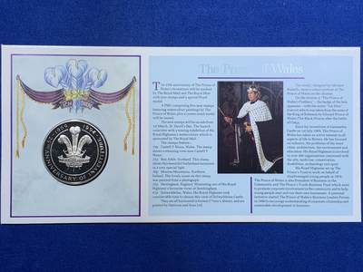 《竞宝斋》第417场 周日，周一，2场连拍 （全场包邮） 英国1994年威尔士亲王加冕25周年纪念限量邮章封，威尔士羽毛徽章，皇家雍容跃然封上，查尔斯国王年轻时少有的肖像币章。皇家造币厂出品，精美可抽出式纪念章卡册。附证书。