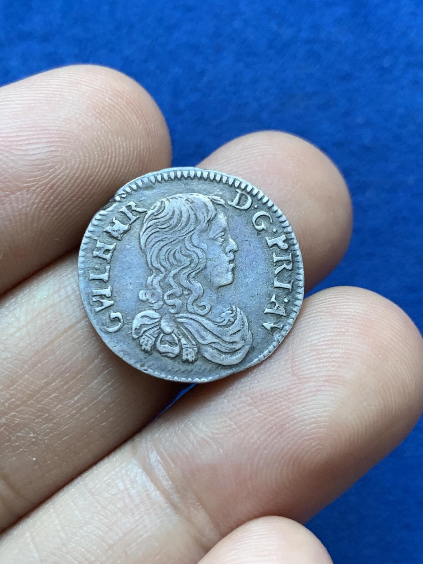 《竞宝斋》第417场 周日，周一，2场连拍 （全场包邮） 路易十四1660年十六分之一埃居小银币，2g，原味老包浆，很稀少，细节见图。