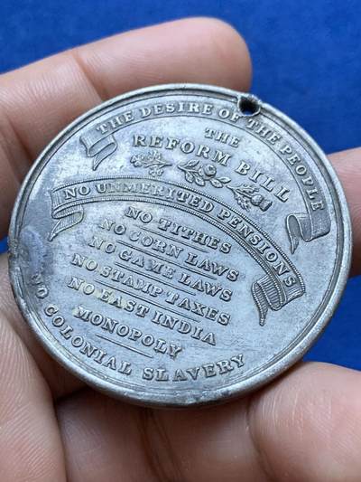 《竞宝斋》第417场 周日，周一，2场连拍 （全场包邮） 英国1831威廉四世改革法案与反奴隶制勋章。正面为威廉四世及改革法案支持者格雷伯爵（Earl grey格雷伯爵红茶）等胸像，背面宣传口号。白铜合金，33.3克，45.5mm，细节见图。