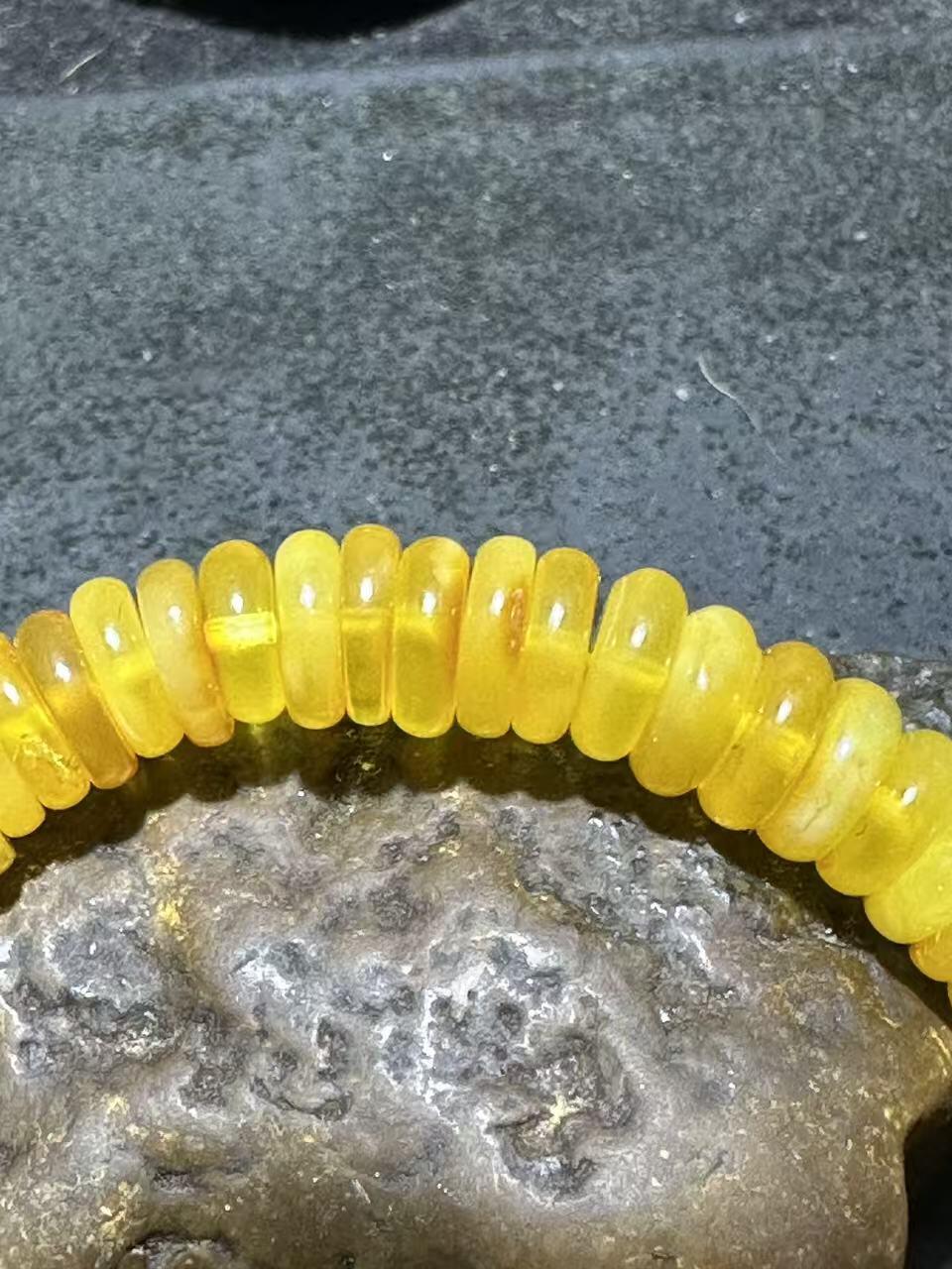 精美天然乌料蜜蜡隔片手串1条！。