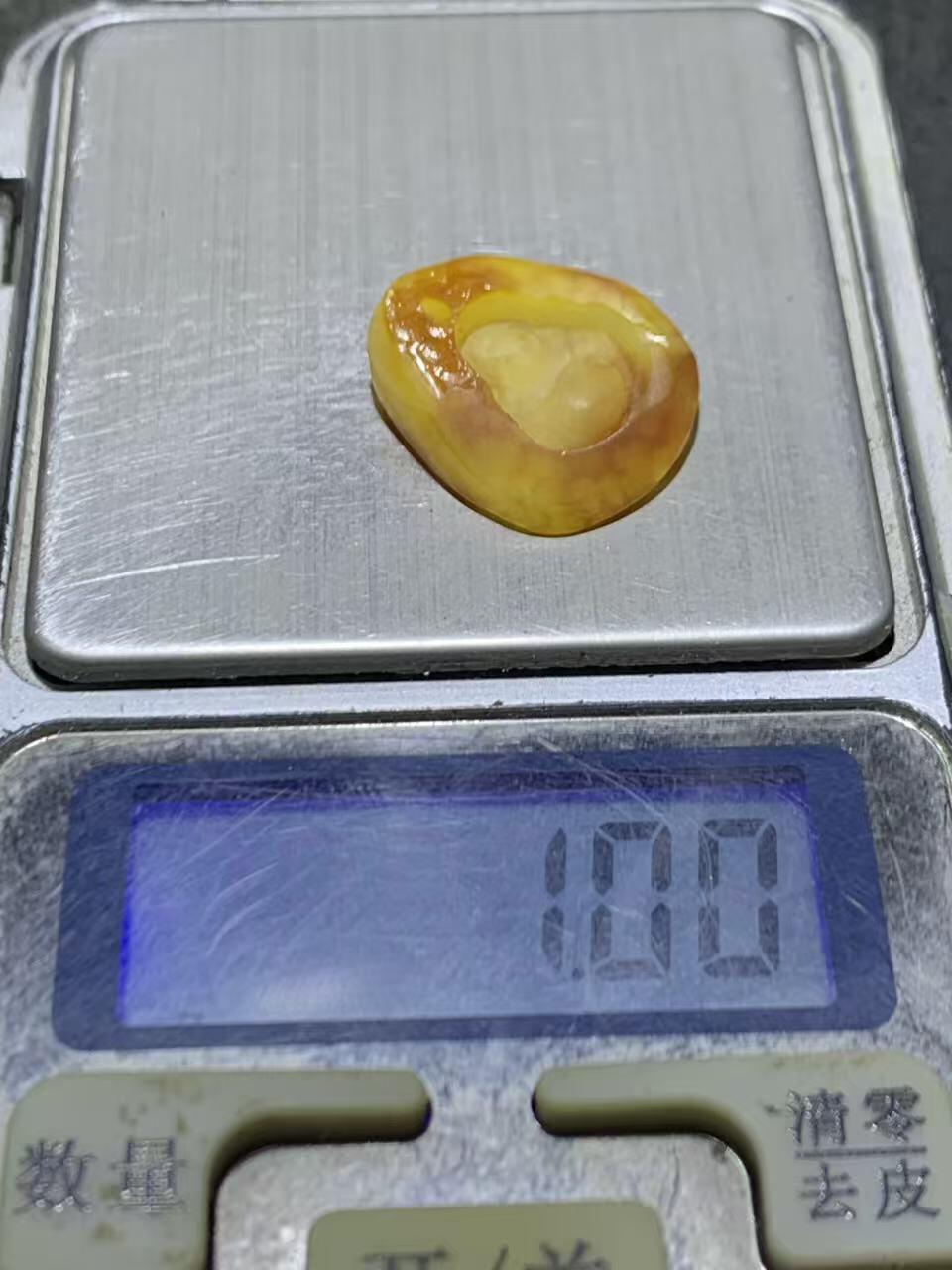 天然乌克兰蜜蜡原石雕刻弥勒佛吊坠一个，