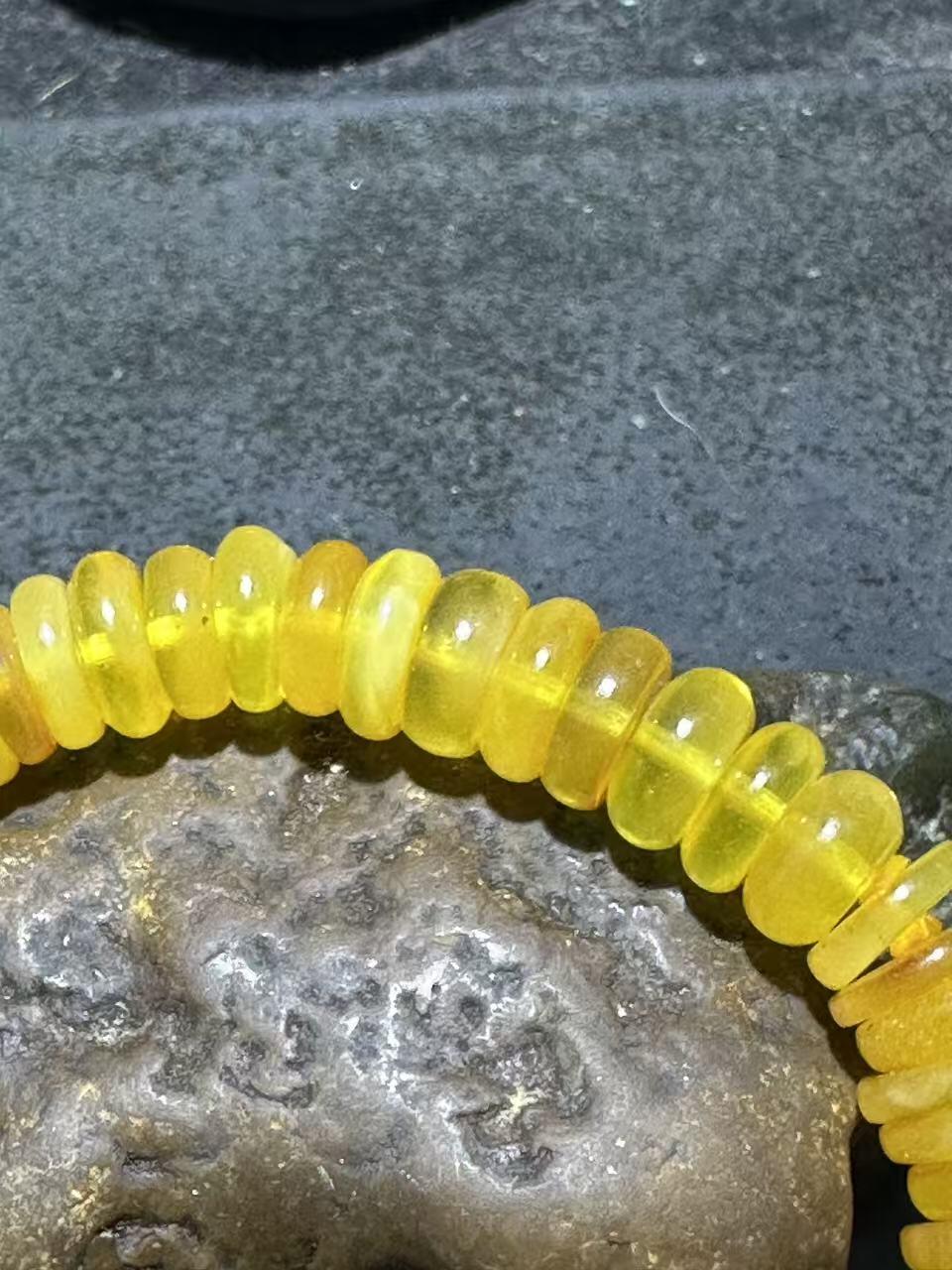 精美天然乌料蜜蜡隔片手串1条！。