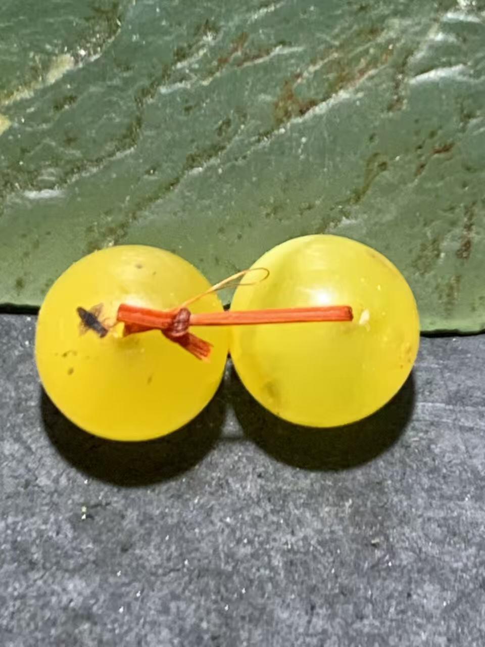 天然乌克兰原矿蜜蜡圆珠一对。