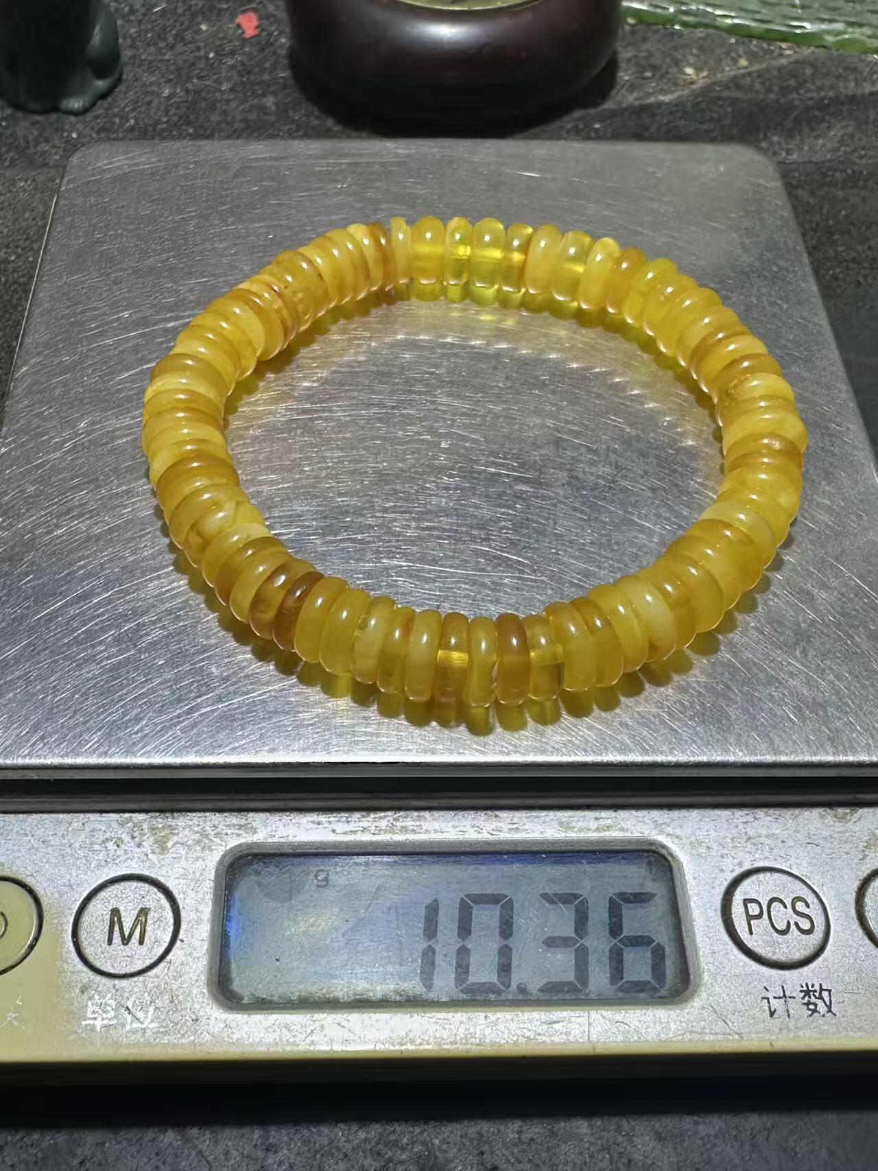 精美天然乌料蜜蜡隔片手串1条！。