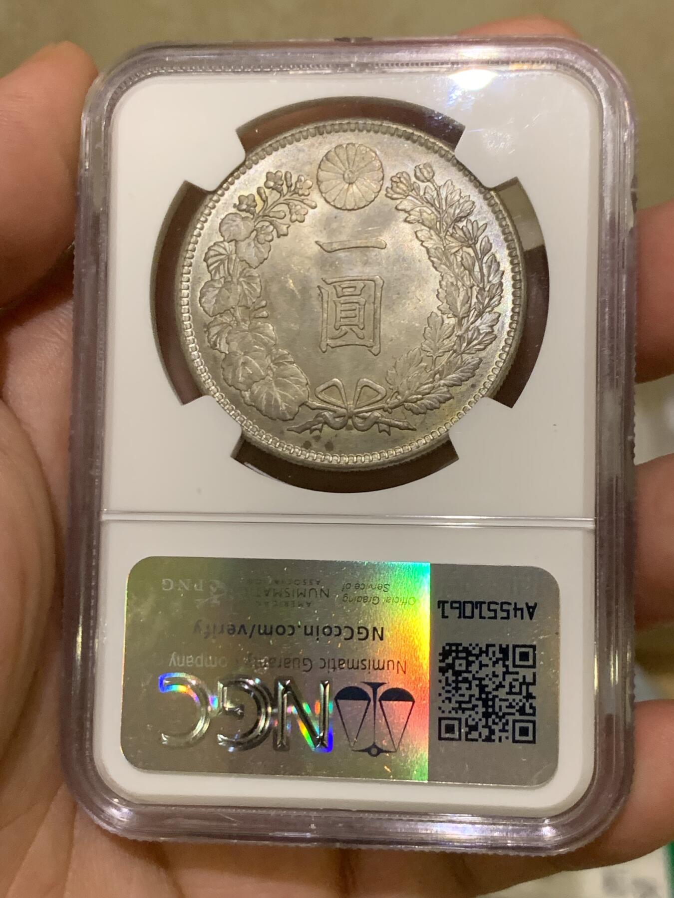 《竞宝斋》第417场 周日，周一，2场连拍 （全场包邮） NGC MS64 日本1905年明治三十八年一圆 日俄战争年份 整体淡灰色包浆 正面四周有很明显很均匀的环彩 宛若白龙被关在笼子里 甚是有趣 背面四周则有彩虹包浆 64分再搭配上此等包浆足以入藏