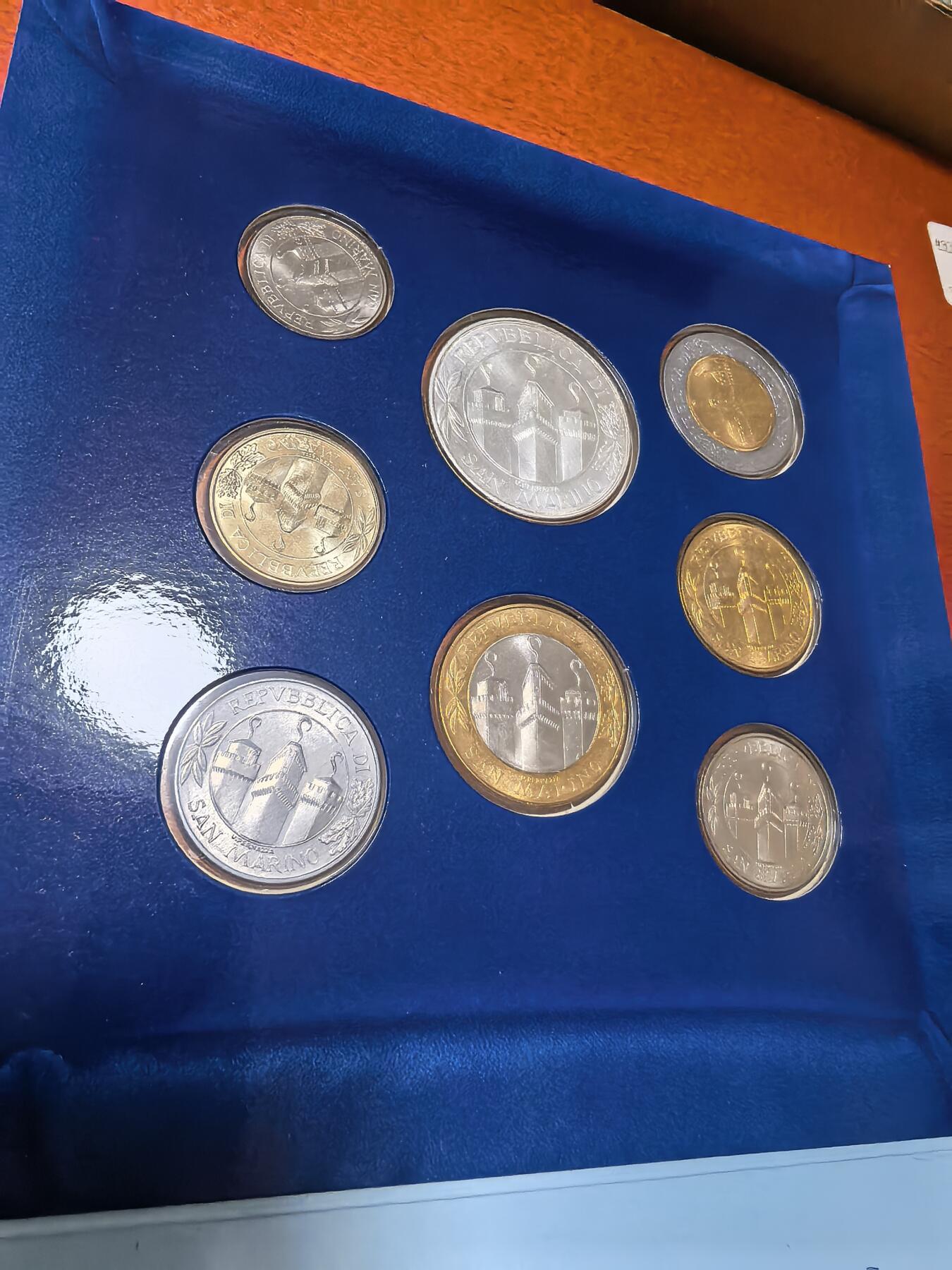 长老汇蛇年精选第四十三场拍卖 2001圣马力诺里拉关门套币8枚卡装，含银币一枚