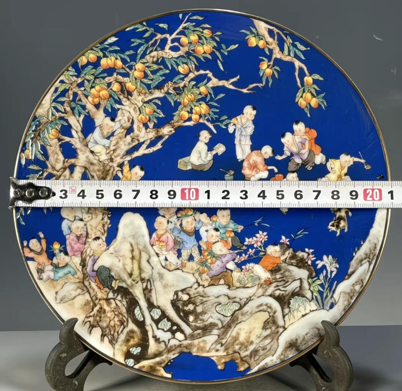 精仿大清乾隆年制回流 粉彩蓝底婴戏图赏盘