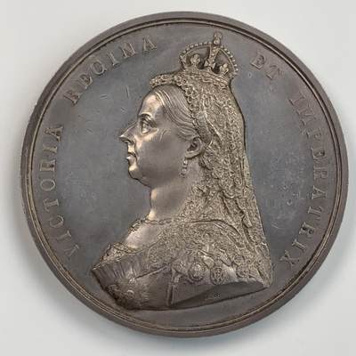 掌中浮雕-藏着的欧洲第035场 - 1887英国庆祝维多利亚女王登基50周年而发行的官方纪念银章，高浮雕大尺寸，77mm，219g