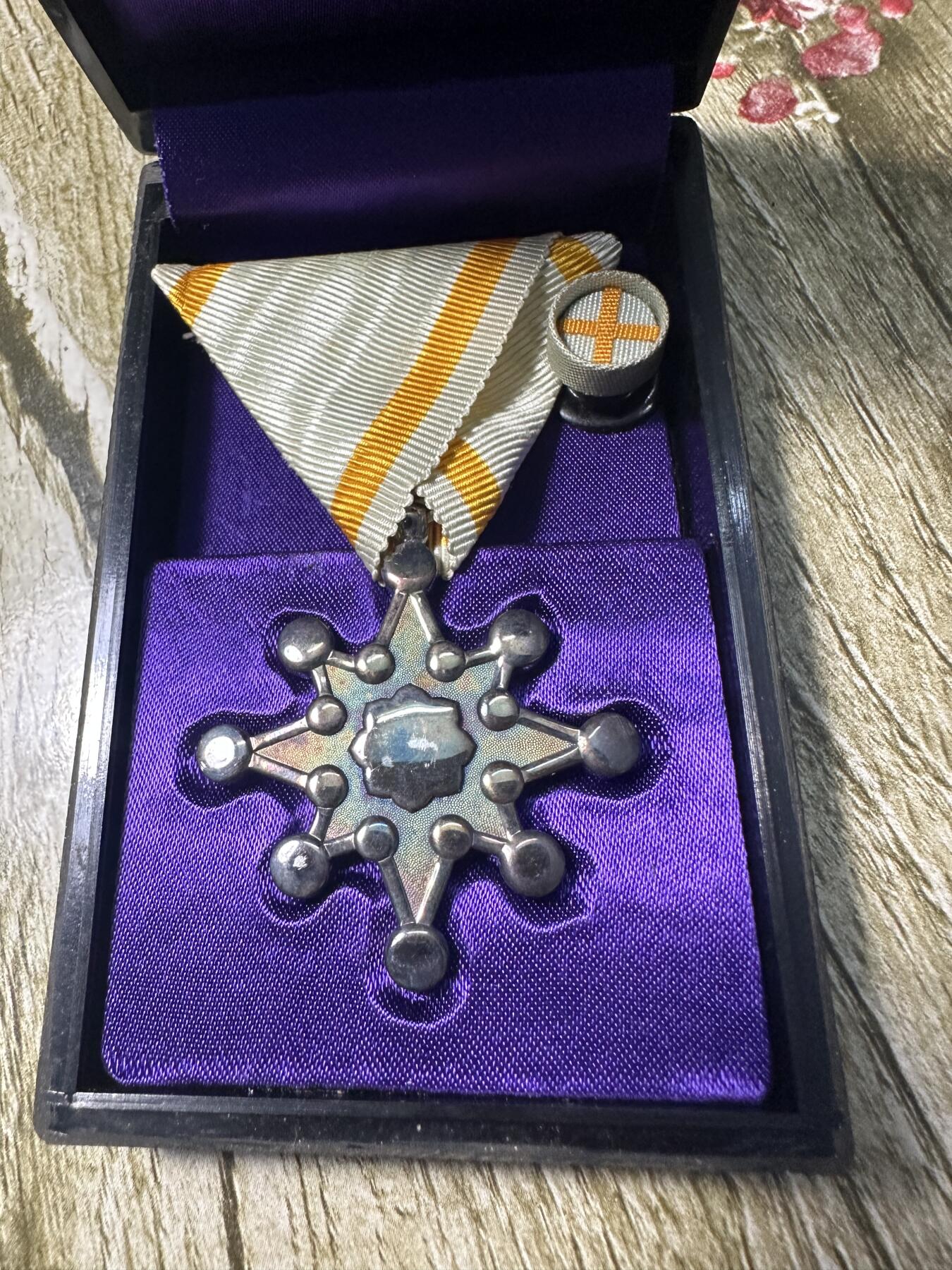 清仓专场，章，钱币，满200包邮，所有订单不寄存 七等瑞宝章，原盒带略，银制