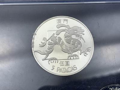 《竞宝斋》第417场 周日，周一，2场连拍 （全场包邮） 澳门1983年官方精制福禄寿版全银套币 状态极好