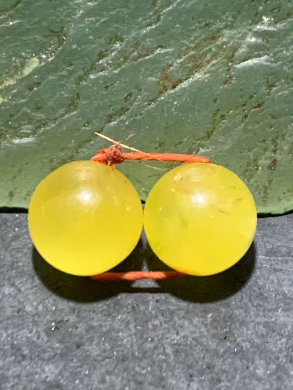 天然乌克兰原矿蜜蜡圆珠一对。