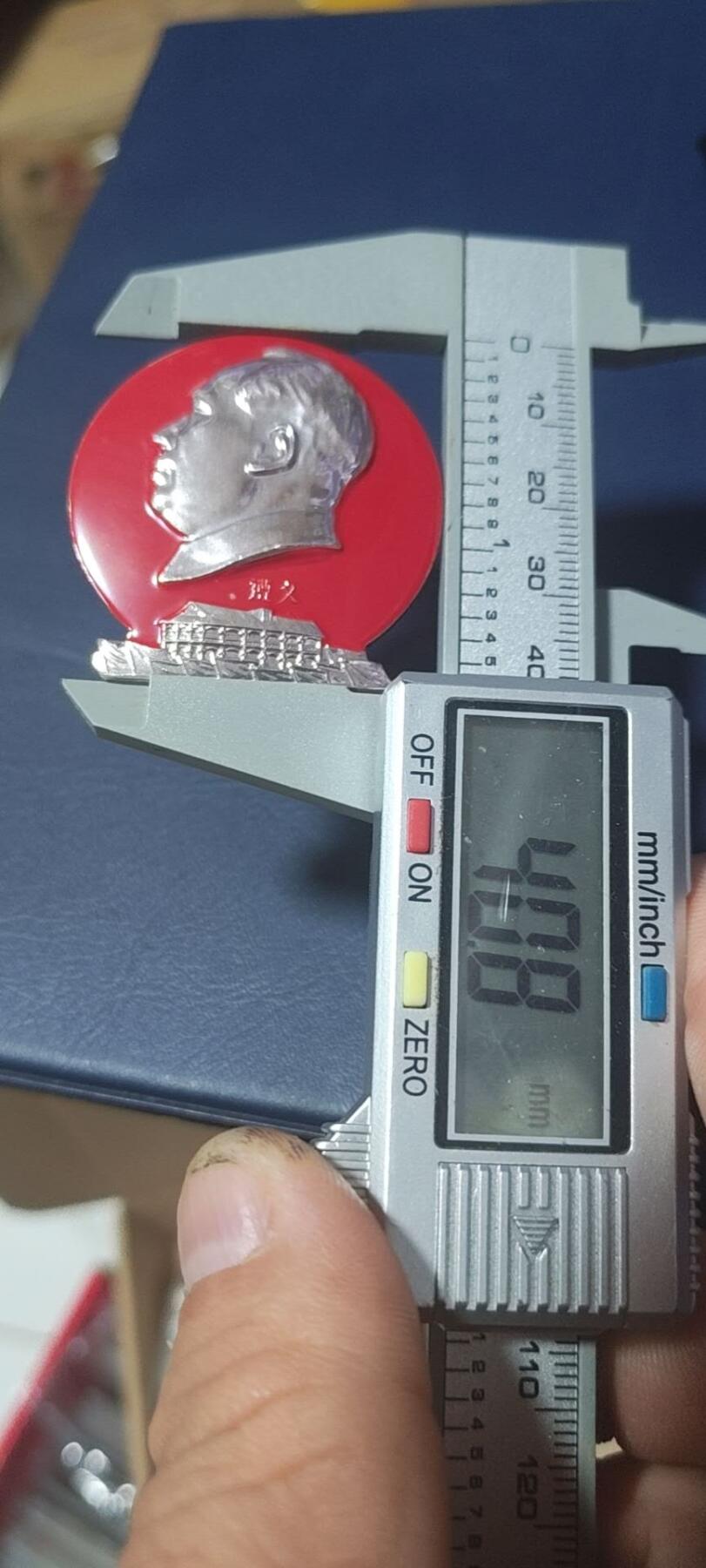 毛主席像章拍场
