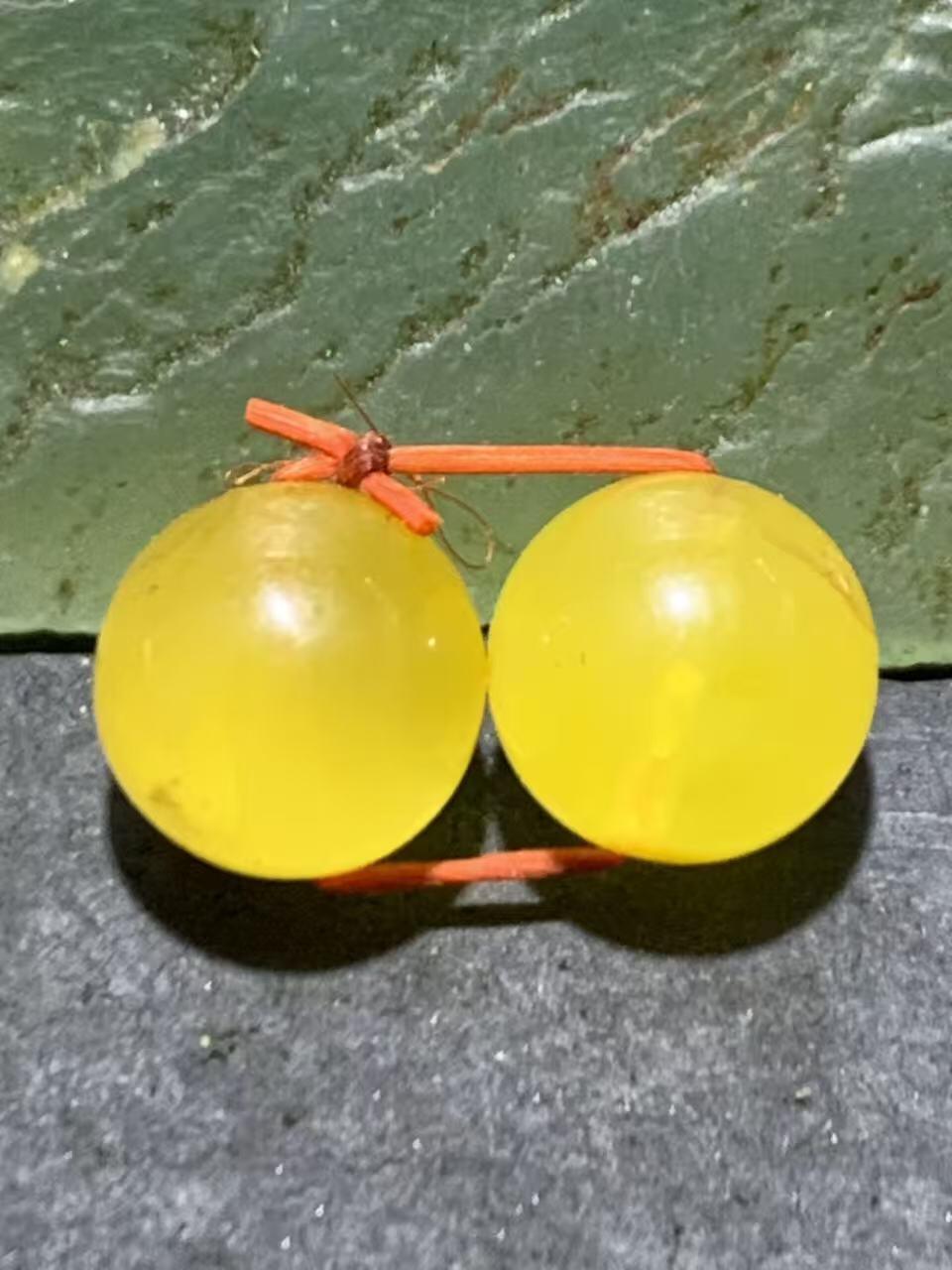 天然乌克兰原矿蜜蜡圆珠一对。