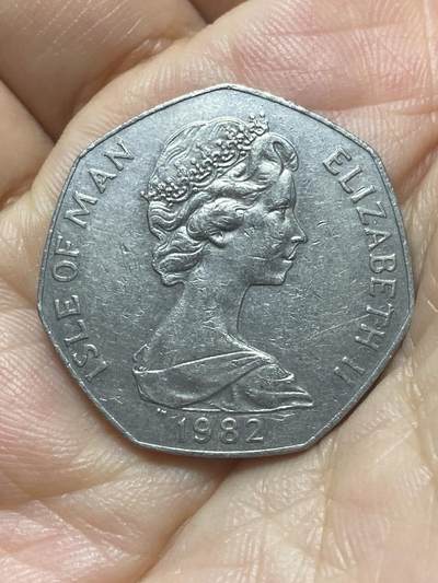 2025年第八十八场(总第一百一十四场）外国好品散币(免佣金) 少见–英属马恩岛🇮🇲1982年50便士(十进制第四套流通硬币，大型半身像版)