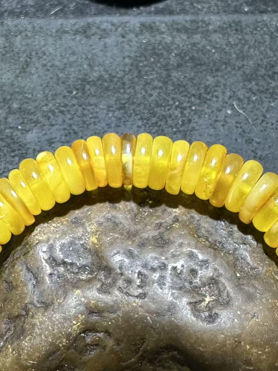 精美天然乌料蜜蜡隔片手串1条！。
