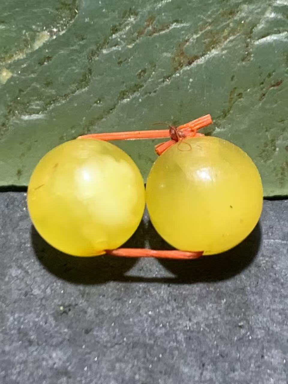 天然乌克兰原矿蜜蜡圆珠一对。
