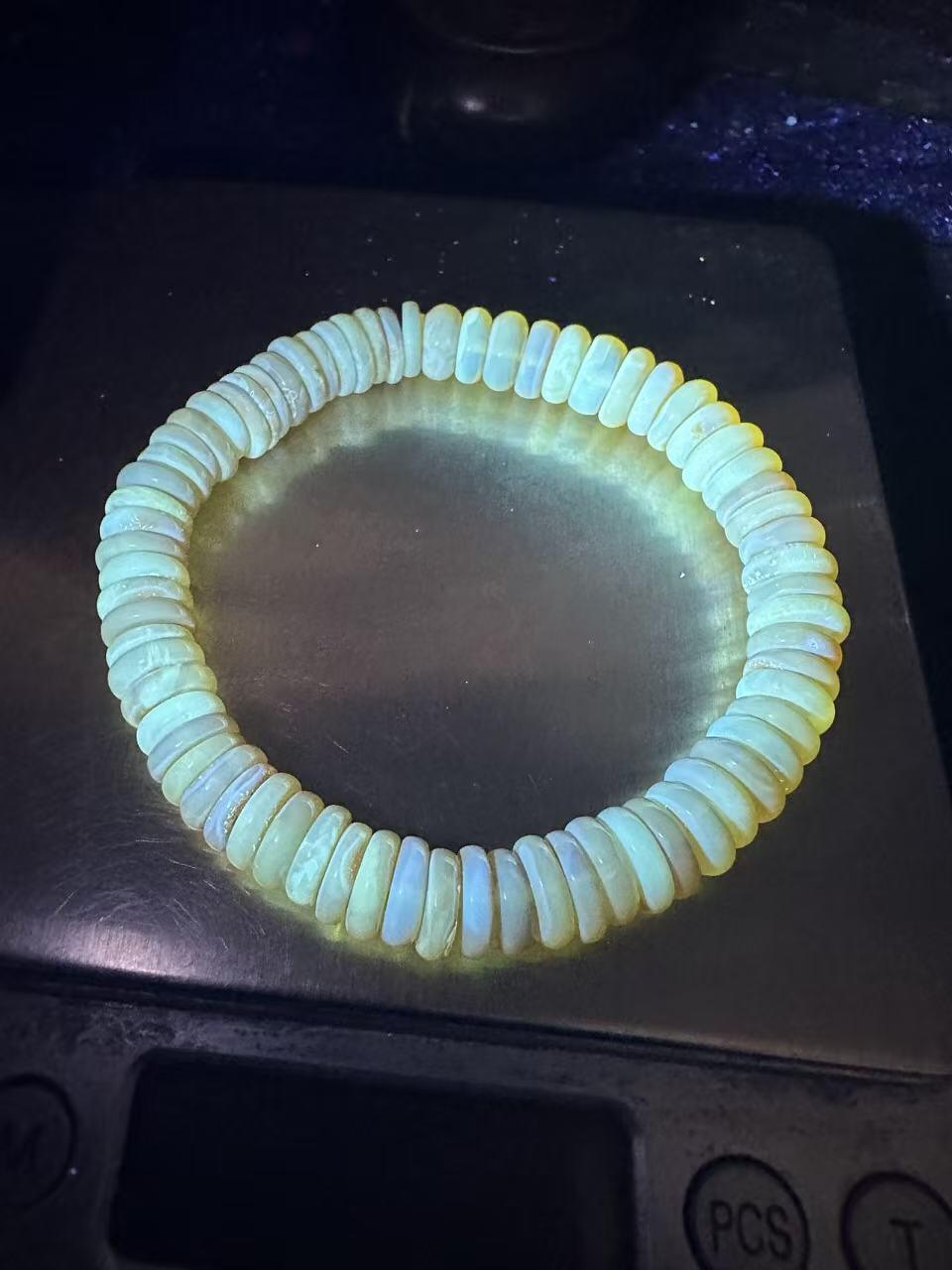 精美天然乌料蜜蜡隔片手串1条！。