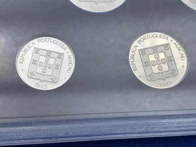 《竞宝斋》第417场 周日，周一，2场连拍 （全场包邮） 澳门1983年官方精制福禄寿版全银套币 状态极好