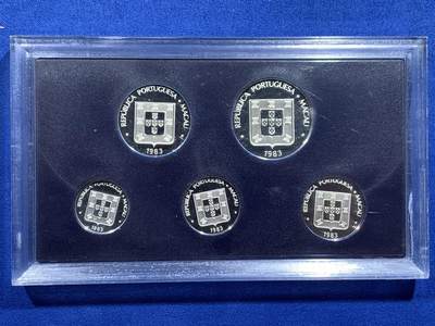 《竞宝斋》第417场 周日，周一，2场连拍 （全场包邮） 澳门1983年官方精制福禄寿版全银套币 状态极好