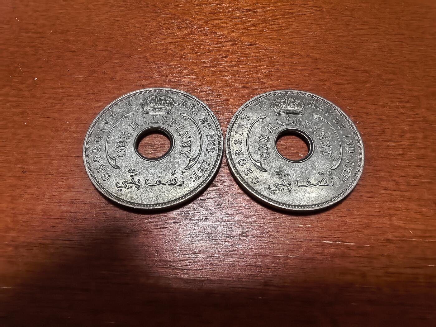 长老汇蛇年精选第四十三场拍卖 1935英属西非乔治五世1/2便士中孔铜镍币2枚，克书60美金