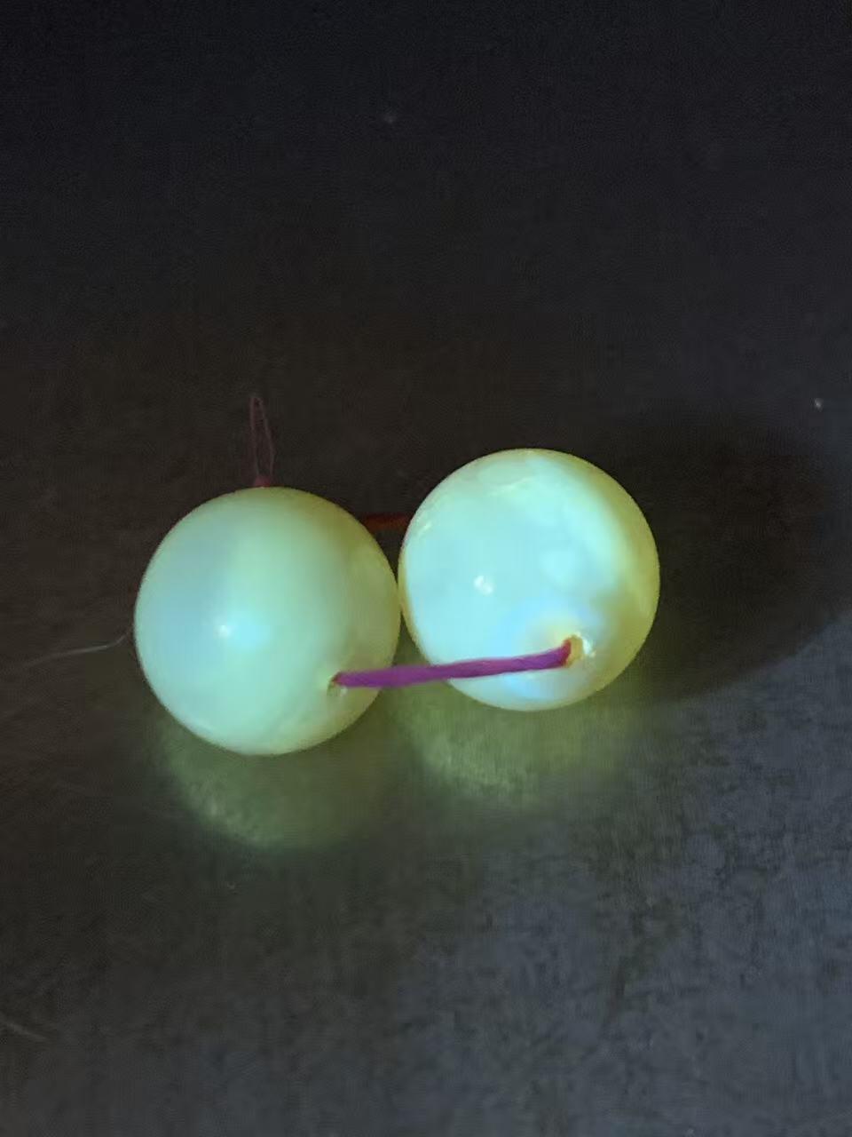 天然乌克兰原矿蜜蜡圆珠一对。