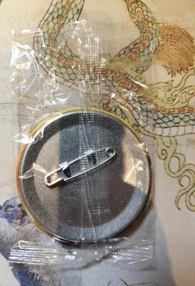 奇趣收藏卡牌拍卖第22场 权迎东签绘水浒传第二弹 关公马口铁吧唧1枚