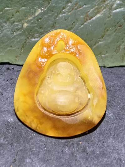 天然乌克兰蜜蜡原石雕刻弥勒佛吊坠一个， - 天然乌克兰蜜蜡原石雕刻弥勒佛吊坠一个，