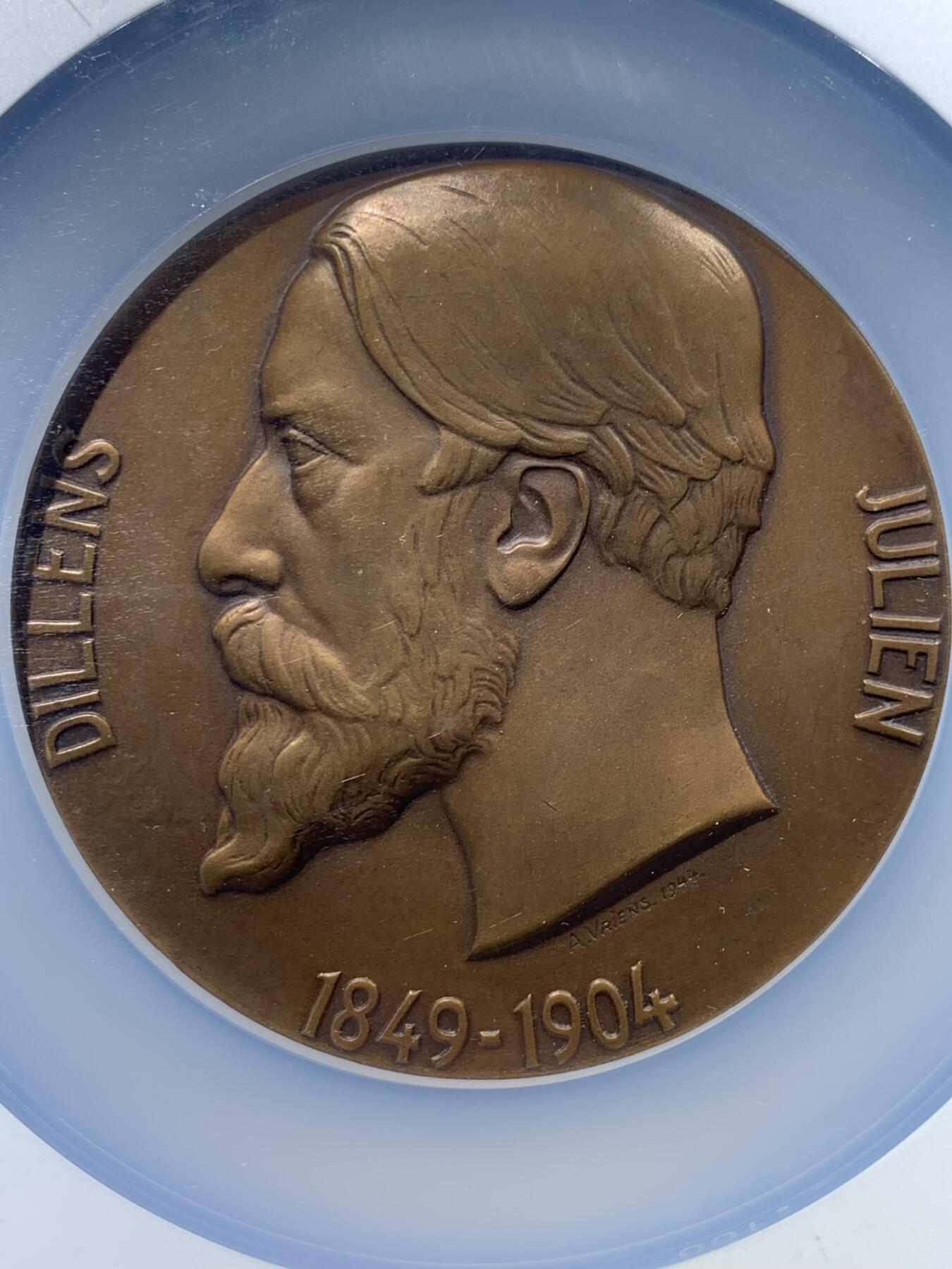 《竞宝斋》第417场 周日，周一，2场连拍 （全场包邮） NGC MS64BN 比利时雕塑家朱利安·迪伦斯纪念铜章 大盒封装 加厚盒