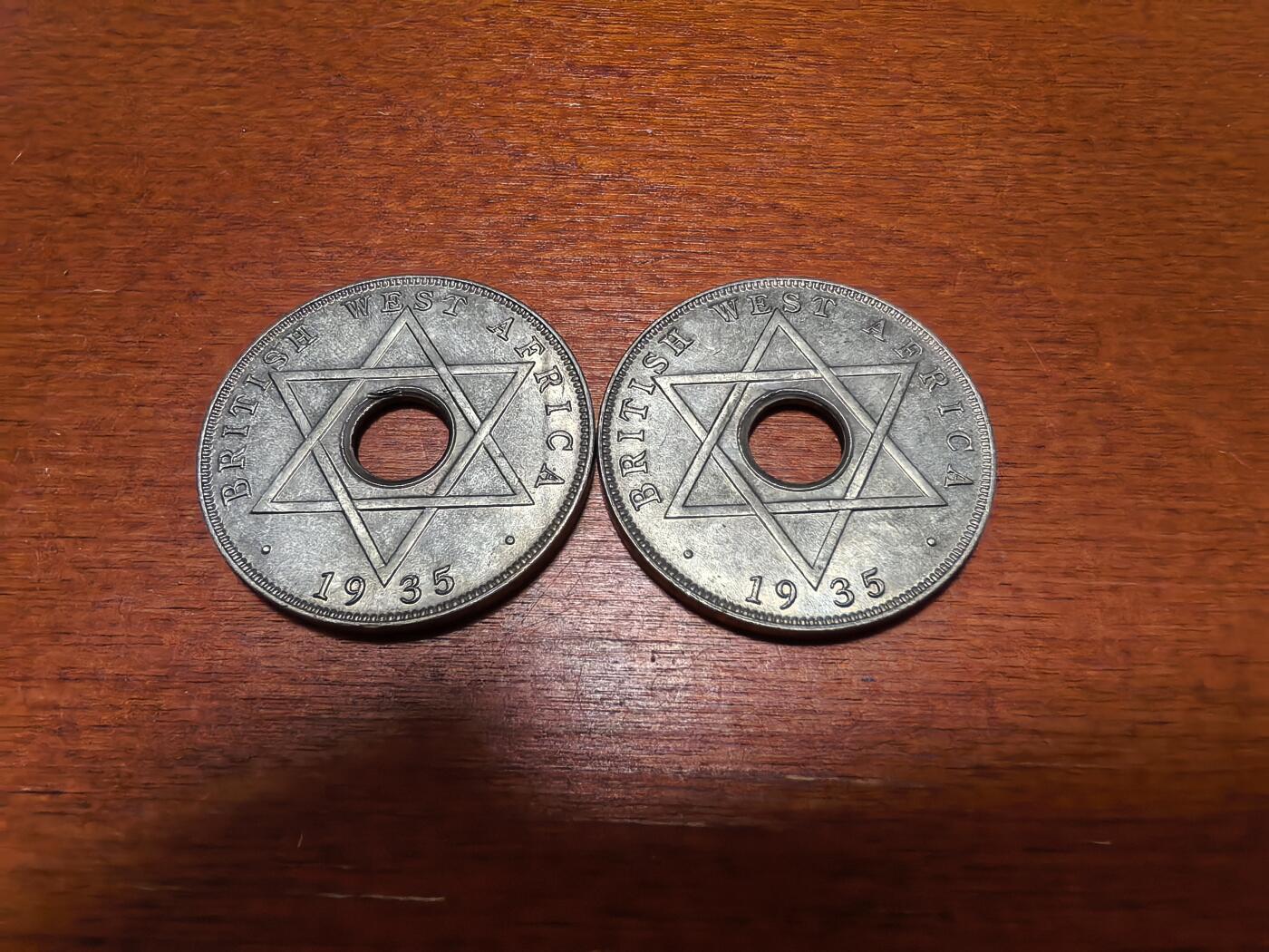 长老汇蛇年精选第四十三场拍卖 1935英属西非乔治五世1/2便士中孔铜镍币2枚，克书60美金