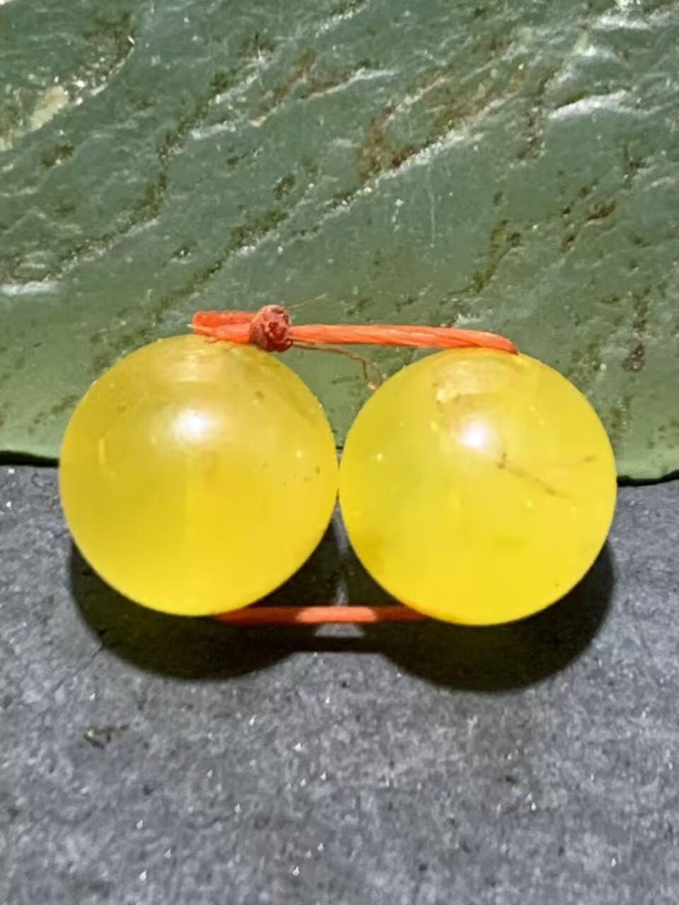 天然乌克兰原矿蜜蜡圆珠一对。