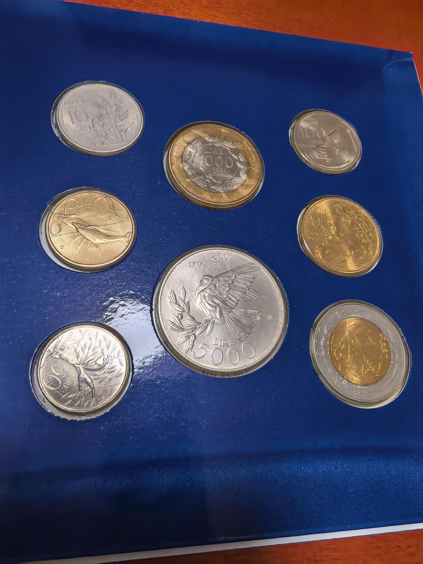 长老汇蛇年精选第四十三场拍卖 2001圣马力诺里拉关门套币8枚卡装，含银币一枚