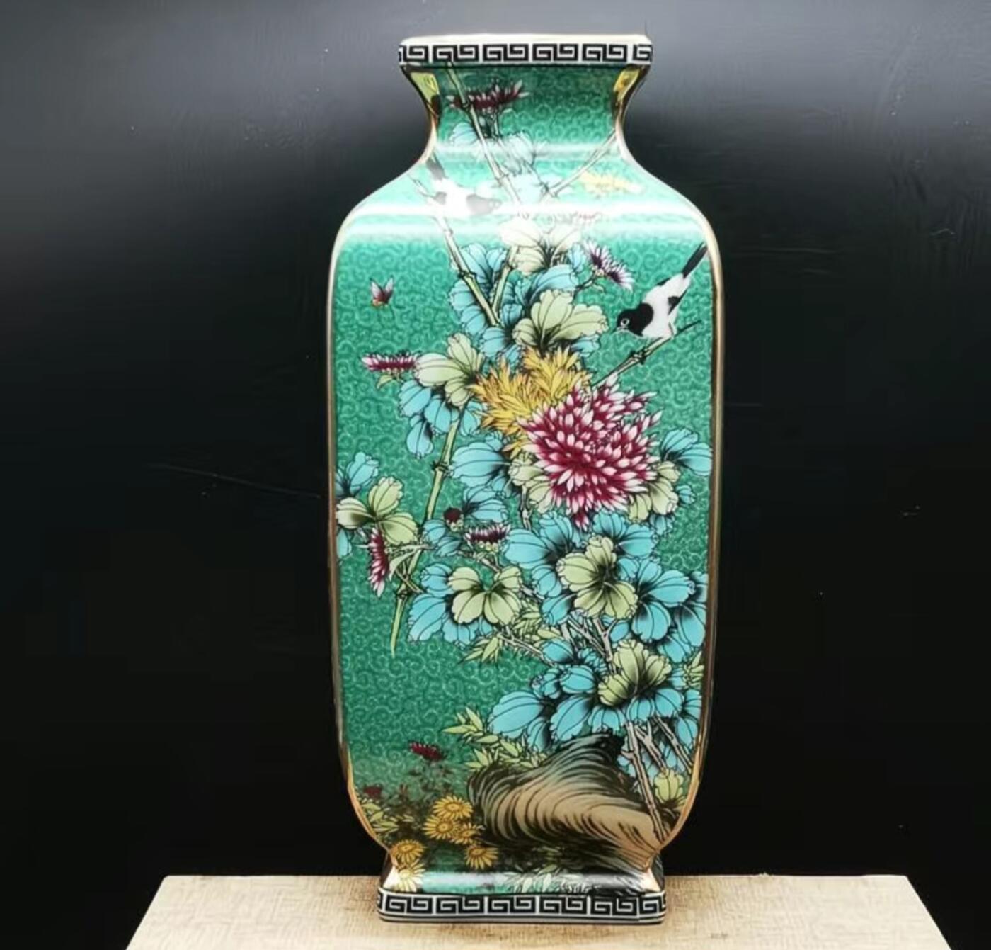 精仿乾隆官窑珐琅彩花鸟四方花瓶
