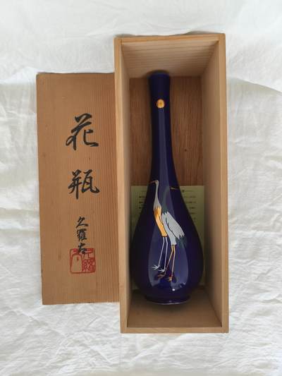 海外回流精品拍卖9.13 - 原木盒全新平成七年金菊标有款花瓶一只