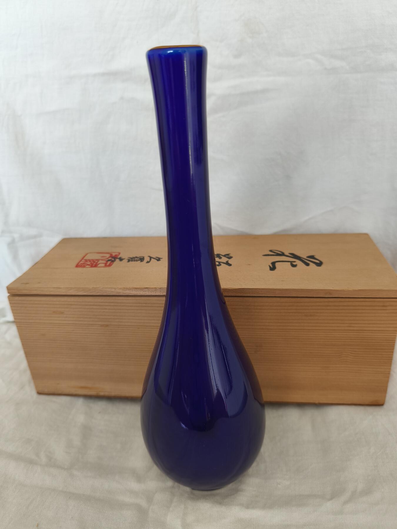 海外回流精品拍卖9.13 原木盒全新平成七年金菊标有款花瓶一只