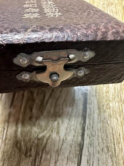 清仓专场，章，钱币，满200包邮，所有订单不寄存 压箱底货，满洲建设勤劳奉仕纪念章，五彩，原盒，带年份，“满洲建设勤劳奉仕纪念章”是伪满洲国时期颁发的一枚劳动奖章，它是日本殖民东北、进行经济掠夺和劳动动员的历史证物，具有很高的历史研究价值，但其背后也关联着被殖民人民的苦难记忆。